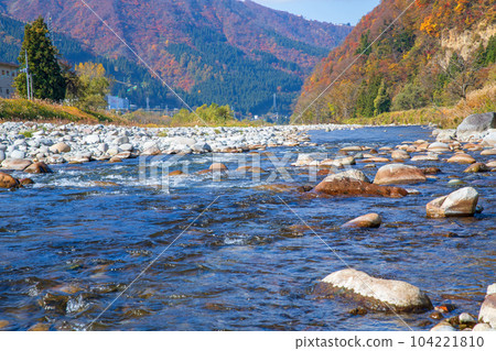 Uono River, downstream view from near Shinbenbashi Bridge, autumn scenery, Yuzawa Town, Niigata Prefecture Uono River, downstream view from near Shinbenbashi Bridge, autumn scenery, Yuzawa Town, Niigata Prefecture 104221810