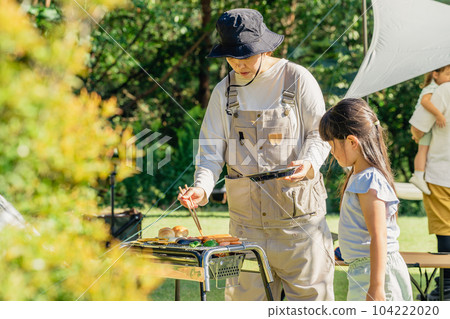 Family and family having a barbecue at the campsite 104222020