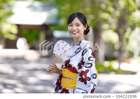 浴衣的一名年輕女子 浴衣的一名年輕女子 104222836