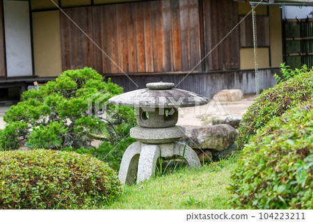 有老石燈籠的日本庭院場面 有老石燈籠的日本庭院場面 104223211