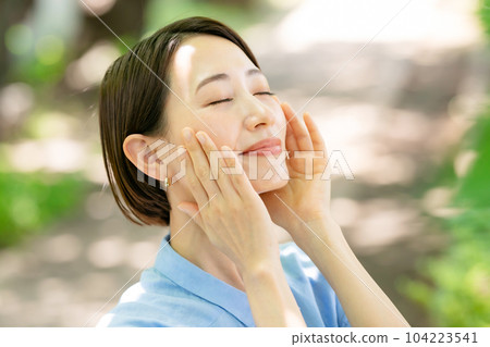 美麗、水分、樹木過濾的陽光 104223541