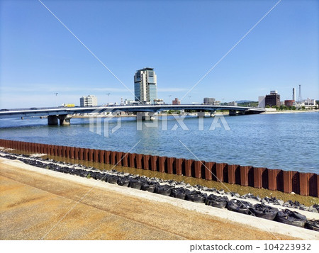 從松江市役所眺望宍道湖大橋 從松江市役所眺望宍道湖大橋 104223932