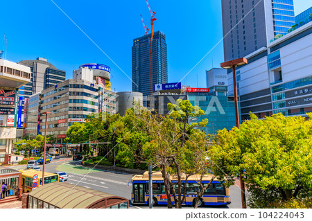 神奈川縣，橫濱市，橫濱站西口的城市景觀，巴士旋轉台 104224043
