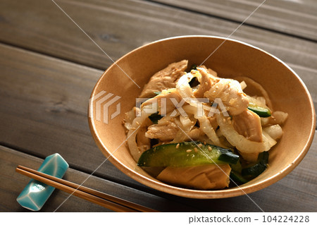 New onion and chicken fillet dressing 104224228
