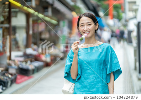 邊走邊吃 旅行的女性 江之島旅行的女性 邊走邊吃 旅行的女性 江之島旅行的女性 104224879