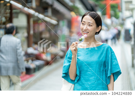 邊走邊吃 旅行的女性 江之島旅行的女性 104224880