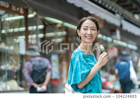 邊走邊吃 旅行的女性 江之島旅行的女性 邊走邊吃 旅行的女性 江之島旅行的女性 104224883