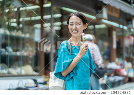 Eating while walking A woman traveling A woman traveling in Enoshima 104224885