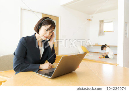 photo of mom working from home 104224974