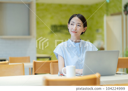一名在聯合辦公空間工作的女性 一名職業女性 104224999