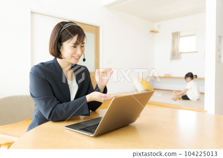 photo of mom working from home 104225013