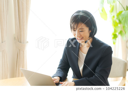 一位女士進行遠程辦公的照片 104225226