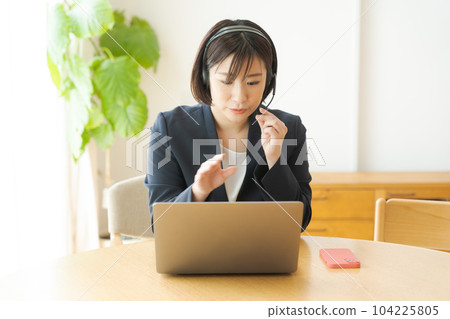 一位女士進行遠程辦公的照片 104225805