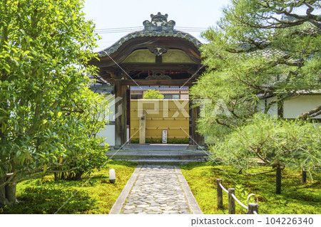 The approach leading from Kenninji Temple to Marishison Tendo passes through this Karamon Gate. 104226340