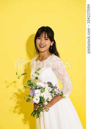 一個穿著婚紗的女人,一個拿著花束的新娘 一個穿著婚紗的女人,一個拿著花束的新娘 104227094