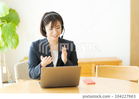 一位女士進行遠程辦公的照片 104227663