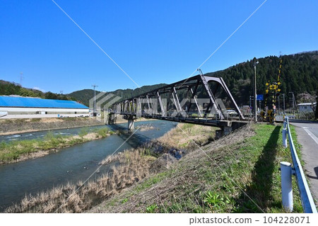 區域鐵路設施藍天、鐵橋和鐵路風景 區域鐵路設施藍天、鐵橋和鐵路風景 104228071