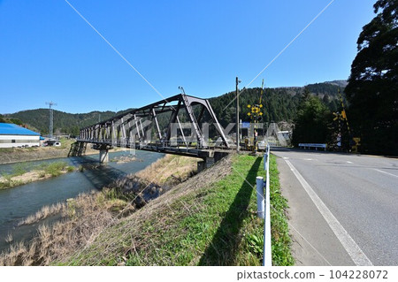 區域鐵路設施藍天、鐵橋和鐵路風景 區域鐵路設施藍天、鐵橋和鐵路風景 104228072