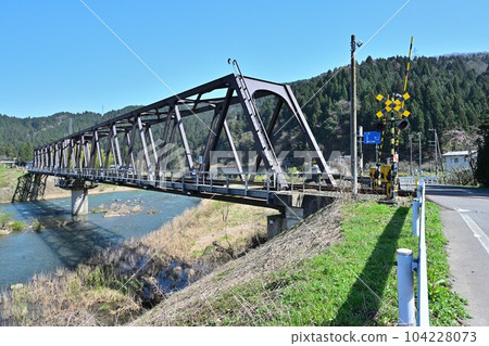 區域鐵路設施藍天、鐵橋和鐵路風景 104228073