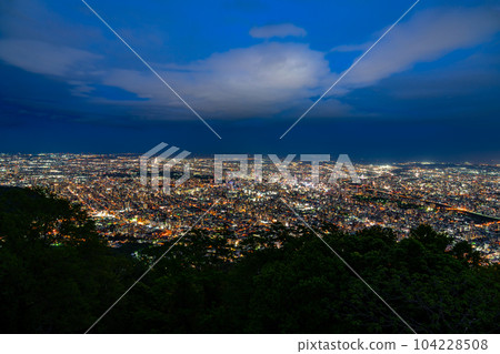 [Hokkaido] Beautiful night view of Sapporo seen from the summit of Mt. Moiwa 104228508