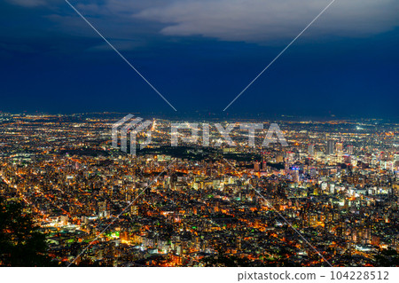 [Hokkaido] Beautiful night view of Sapporo seen from the summit of Mt. Moiwa 104228512