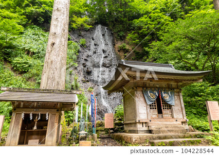 山形縣鶴岡市的羽黑山“須賀瀑布”出羽三山神社 山形縣鶴岡市的羽黑山“須賀瀑布”出羽三山神社 104228544