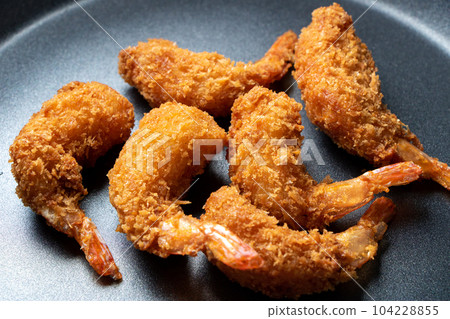 A cooking scene in which fried shrimp is reheated in a frying pan. A cooking scene in which fried shrimp is reheated in a frying pan. 104228855