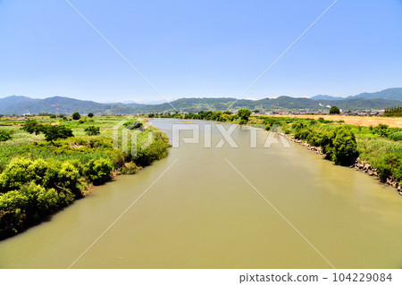 Looking towards Shinonoi Station/Chausuyama Nature Park from Akasaka Bridge/Chikuma River (Nagano City, Nagano Prefecture) [June 2023] 104229084
