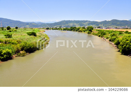 Looking towards Shinonoi Station/Chausuyama Nature Park from Akasaka Bridge/Chikuma River (Nagano City, Nagano Prefecture) [June 2023] 104229086