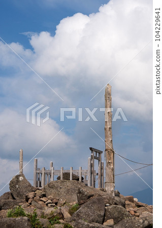 車山神社及其高聳的柱子【車山高原】長野縣茅野市 104229641
