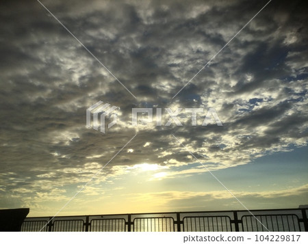 陽光透過雲層 104229817
