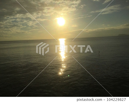 夕陽的餘輝反射在海面上 104229827