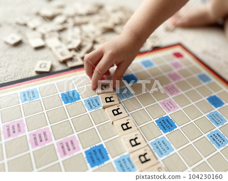 孩子們玩棋盤遊戲 104230160