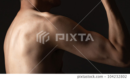 男性肌肉 104232802