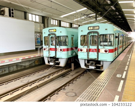 西鐵藥院站 列車上下排列的景色 西鐵藥院站 列車上下排列的景色 104233122