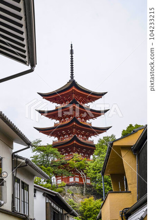 安藝宮島，從町屋通看到的五層寶塔 104233215