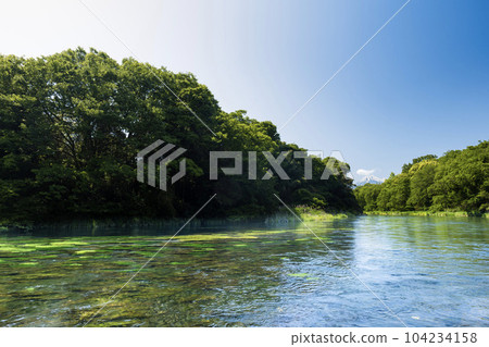 Kakita River and Mount Fuji, famous for its clear water flowing through Shimizu-cho, Sunto-gun, Shizuoka Prefecture 104234158