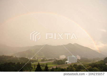 夏季陣雨過後，山上出現彩虹 104235057