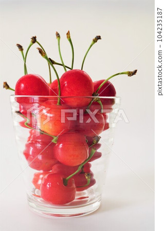 玻璃杯中的佐藤錦櫻桃 玻璃杯中的佐藤錦櫻桃 104235187