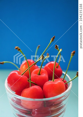 玻璃杯中的佐藤錦櫻桃 玻璃杯中的佐藤錦櫻桃 104235188