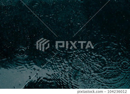 雨在路上泛起漣漪[雨季][雨] 104236012