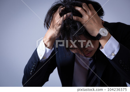 抑鬱症的商人 104236375