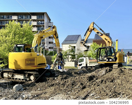 Scenery of a power shovel dismantling a house Scenery of a power shovel dismantling a house 104236995