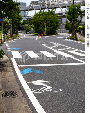 道路左端安裝自行車導航標誌(白色)和自行車導航線(藍色) 道路左端安裝自行車導航標誌(白色)和自行車導航線(藍色) 104238149