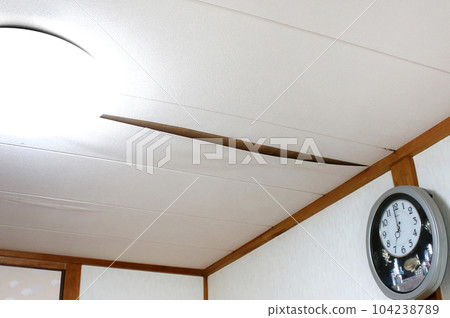 Peeled ceiling cloth Peeled wallpaper Peeled ceiling cloth Peeled wallpaper 104238789