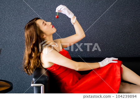 一個女孩坐在沙發上 一個女孩坐在沙發上 104239894