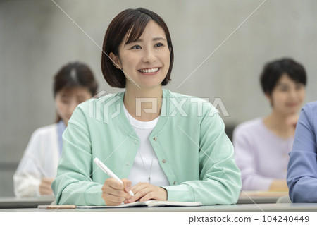 參加研討會的年輕女子 104240449