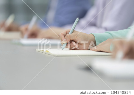 一個女人的手做筆記研討會/課堂形象 一個女人的手做筆記研討會/課堂形象 104240834