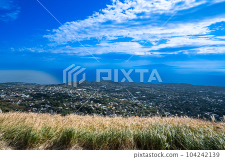 陽光明媚的秋日,靜岡縣伊東市,從大室山頂看到伊豆高原和伊豆大島 陽光明媚的秋日,靜岡縣伊東市,從大室山頂看到伊豆高原和伊豆大島 104242139