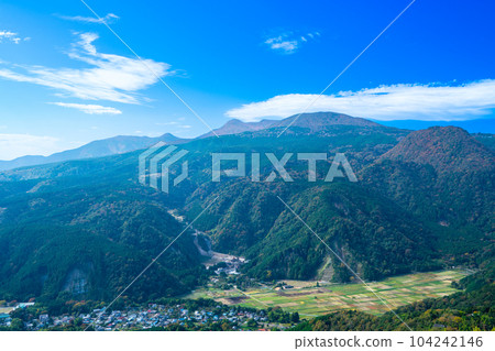 [Japan's 100 Famous Mountains] Mt. Amagi seen from the top of Mt. Omuro in autumn weather 3 Ito City, Shizuoka Prefecture 104242146